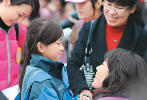 ���ʺ硱��ůƶ��ѧͯ