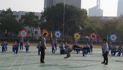 ��һУ���ء�չ�ഺ���